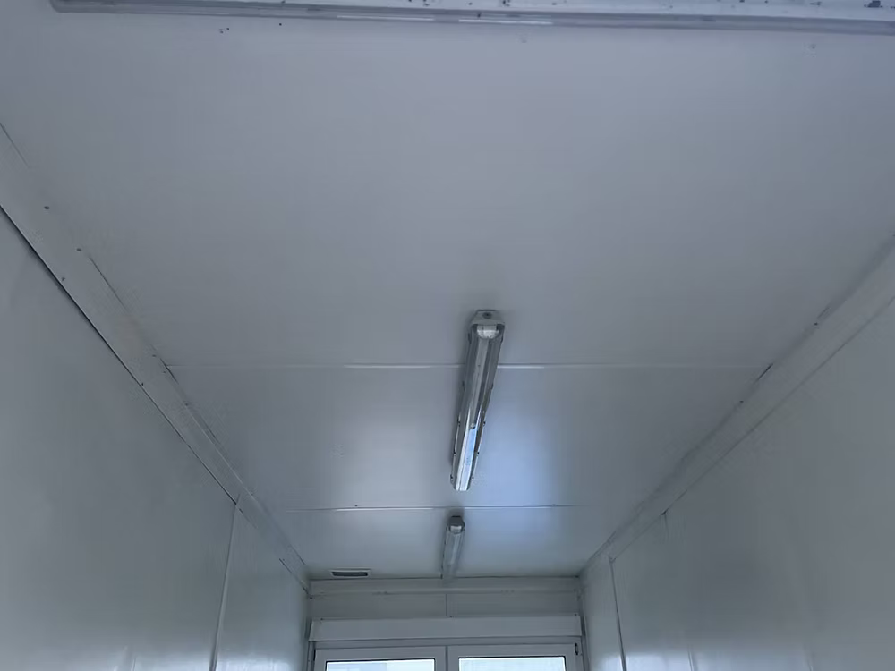 Conteneur Bureau 2,5 × 6 m – Chauffé, avec fenêtres