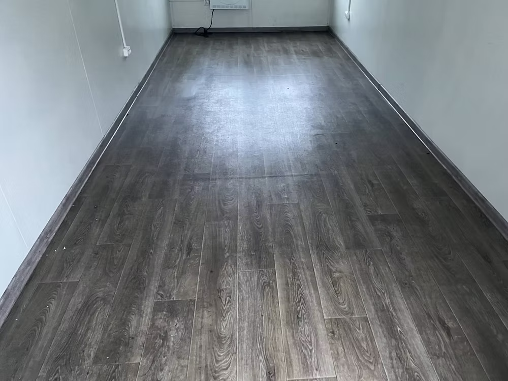 Conteneur Bureau 2,5 × 6 m – Chauffé, avec fenêtres