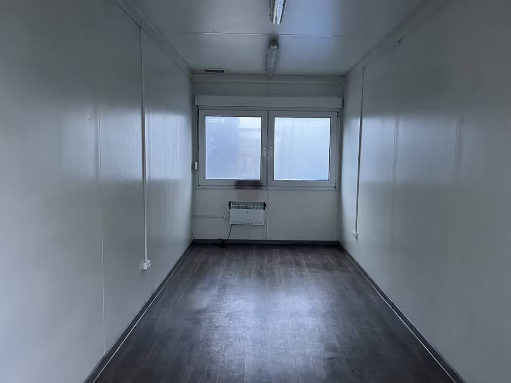 Conteneur Bureau 2,5 × 6 m – Chauffé, avec fenêtres