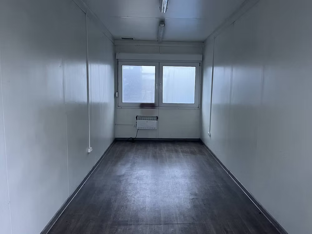 Conteneur Bureau 2,5 × 6 m – Chauffé, avec fenêtres