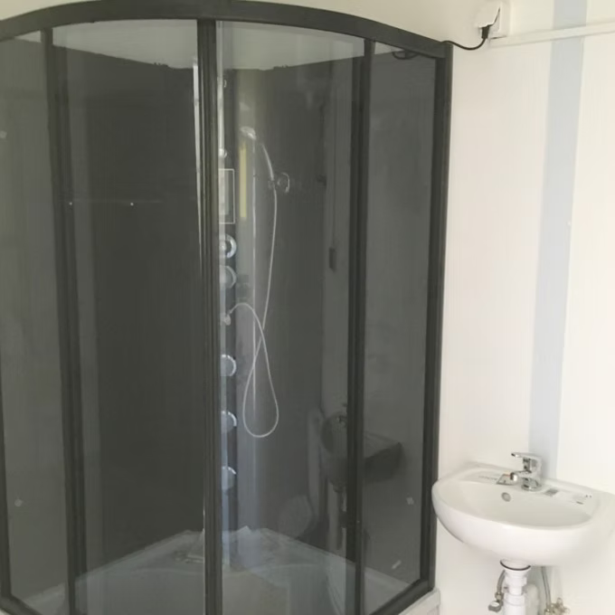 Conteneur Bureau 6 m avec Douche, Lavabo et WC