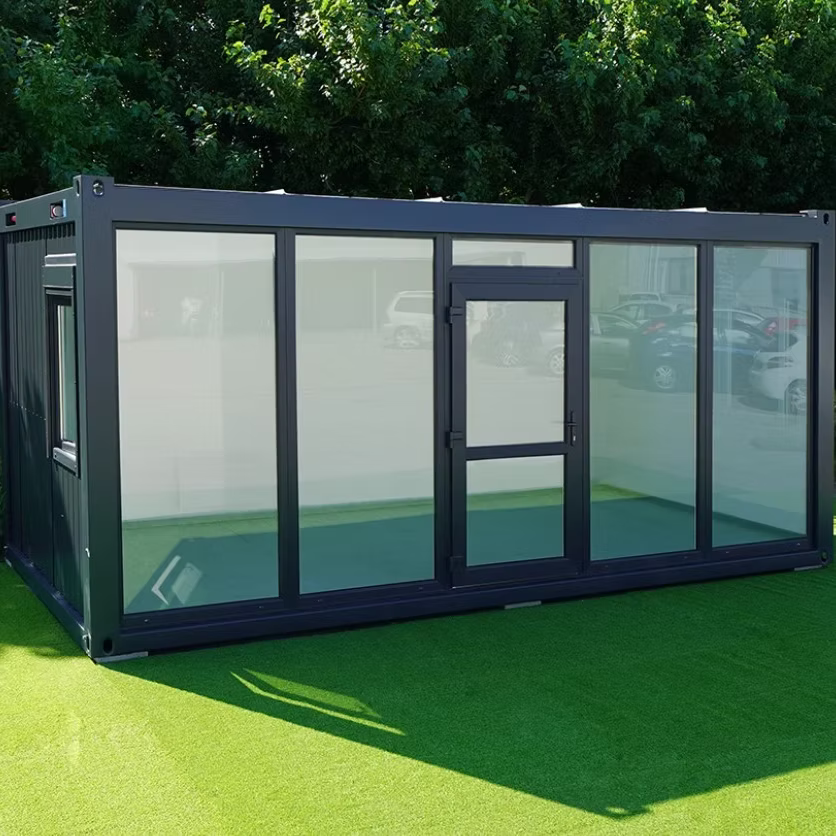 Conteneur isolé 6 × 3 m avec façade vitrée