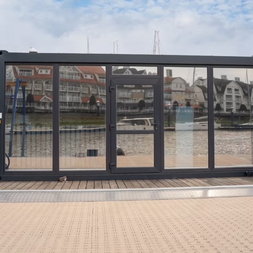 Conteneur isolé 6 × 3 m avec façade vitrée