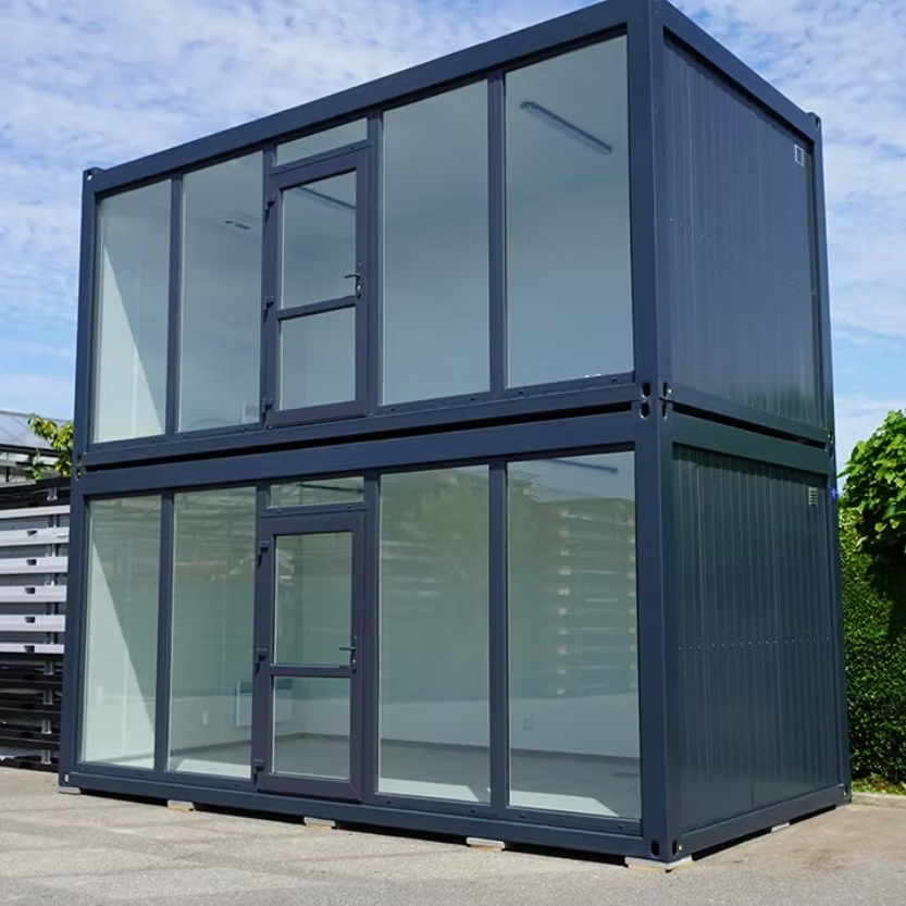Conteneur isolé 6 × 3 m avec façade vitrée