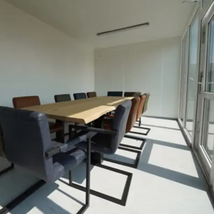 Conteneur isolé 6 × 3 m avec façade vitrée