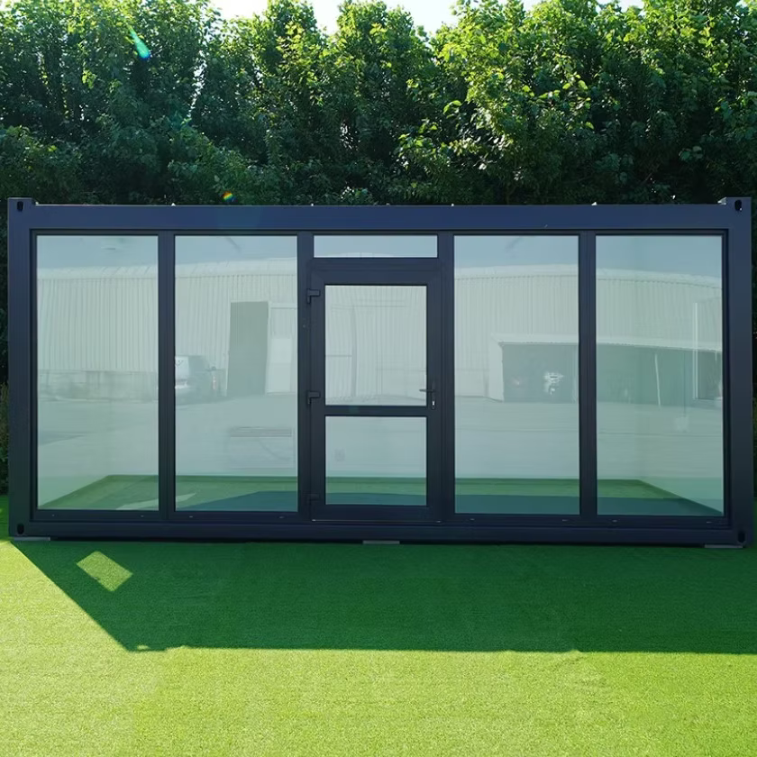 Conteneur isolé 6 × 3 m avec façade vitrée