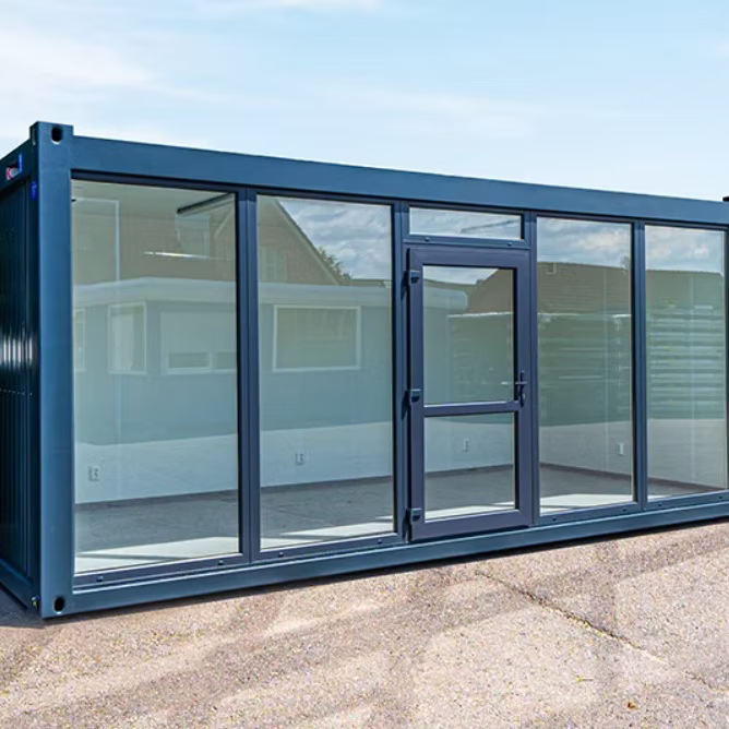Conteneur isolé 6 × 3 m avec façade vitrée