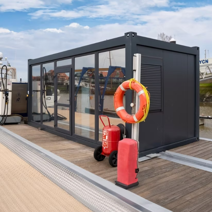 Conteneur isolé 6 × 3 m avec façade vitrée