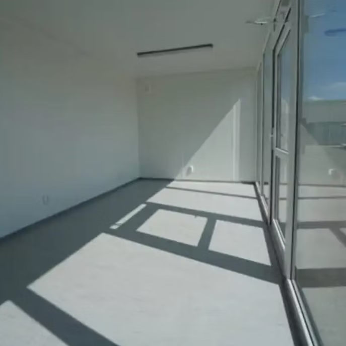 Conteneur isolé 6 × 3 m avec façade vitrée