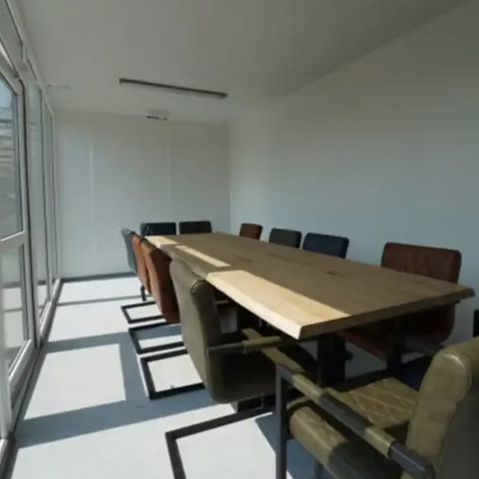 Conteneur isolé 6 × 3 m avec façade vitrée