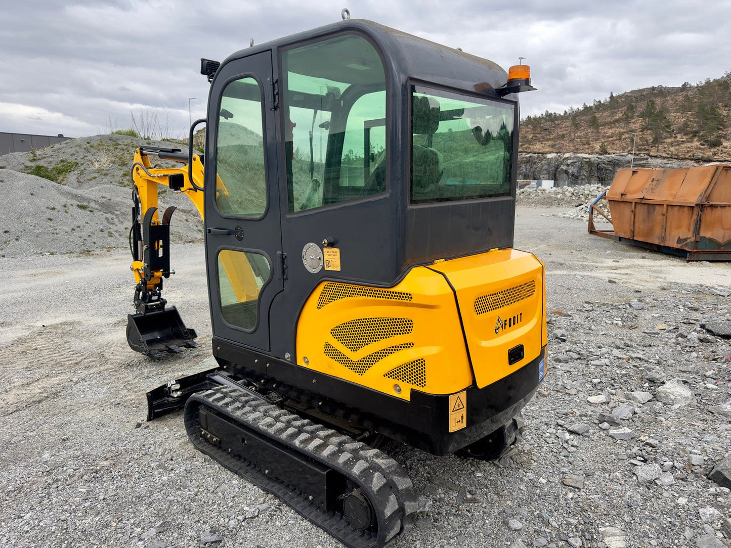 Mini - pelle Fodit FT330 – 2,5 t – avec remorque - AMB