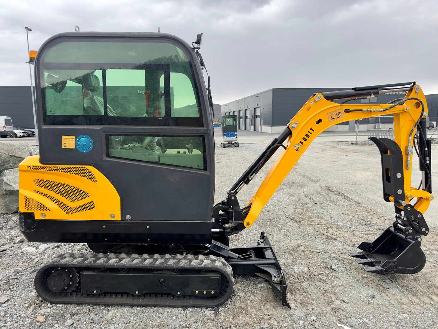 Mini - pelle Fodit FT330 – 2,5 t – avec remorque - AMB