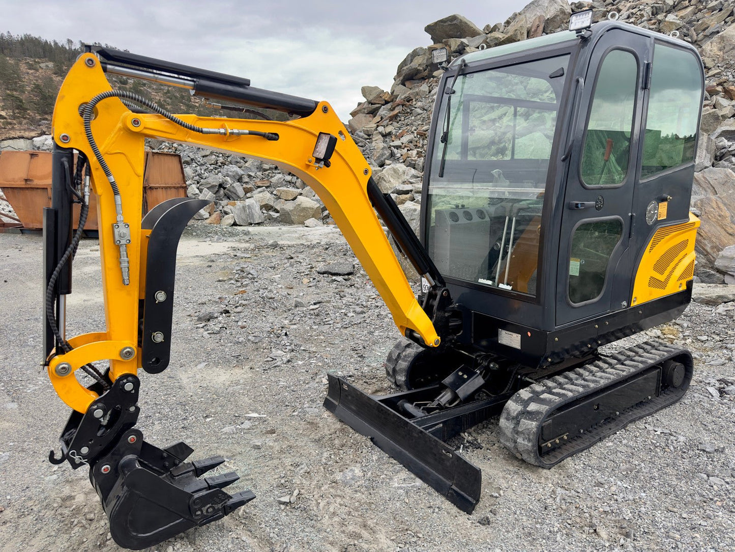 Mini - pelle Fodit FT330 – 2,5 t – avec remorque - AMB