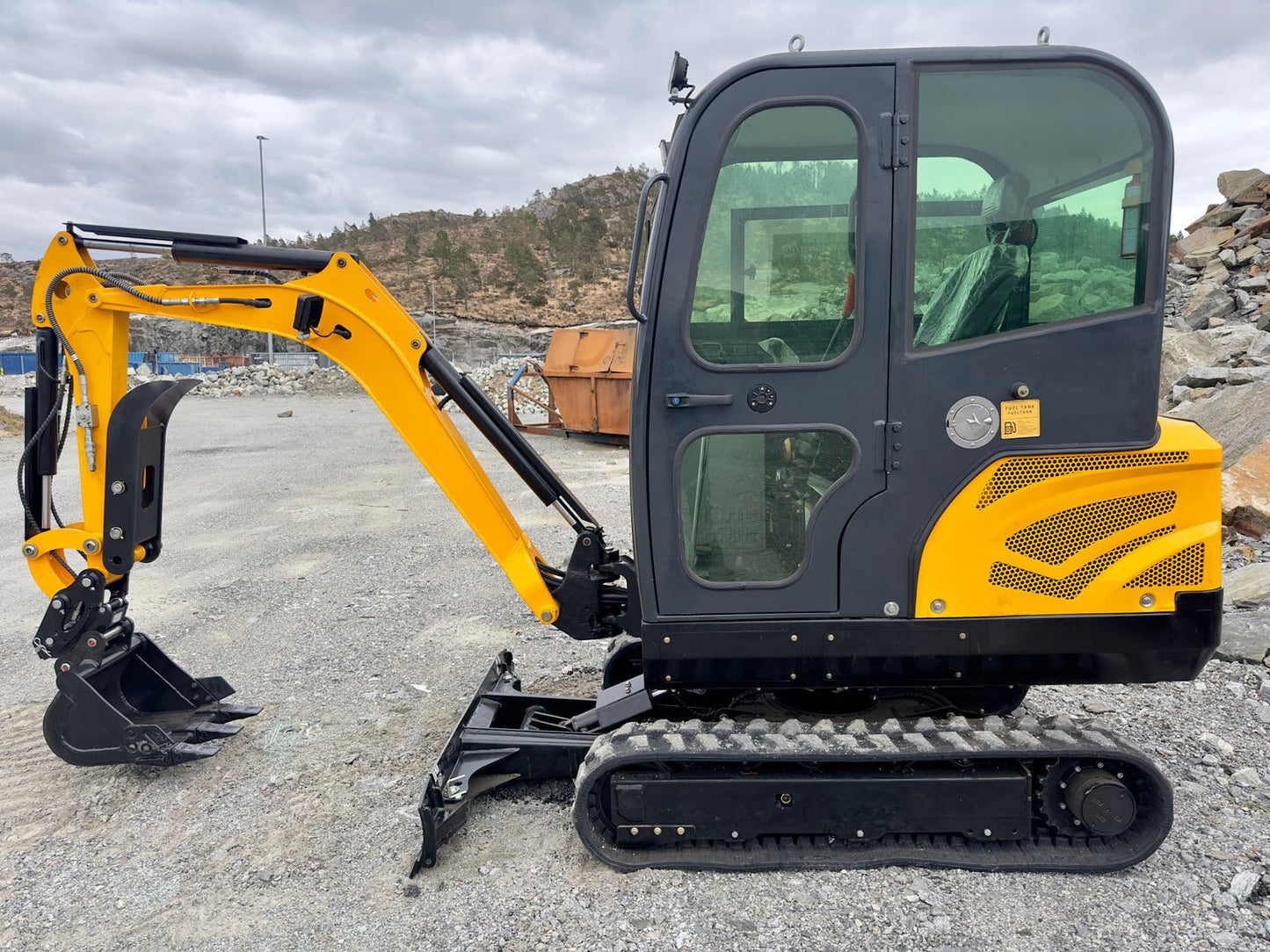 Mini - pelle Fodit FT330 – 2,5 t – avec remorque - AMB